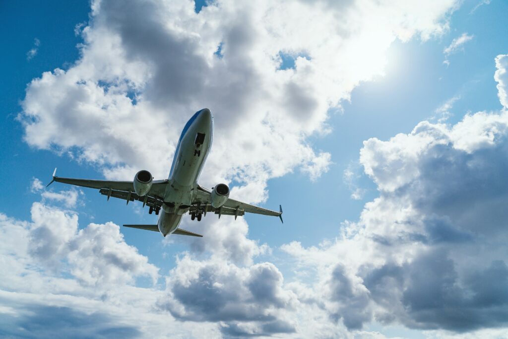 Flugzeug am Himmel. Foto von Kevin Woblick von Unsplash