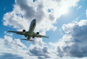 Flugzeug am Himmel. Foto von Kevin Woblick von Unsplash