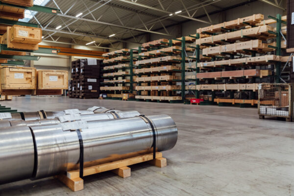 Lager-Ansicht der Hanseatischen Waren Handelsgesellschaft mbH, Titan-Elektroden im Vordergrund.